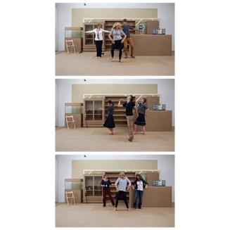 Foto: Annja Krautgasser; Kunstintervention "Simple-Men-Dance" im Tiroler Landesmuseum Ferdinand ...